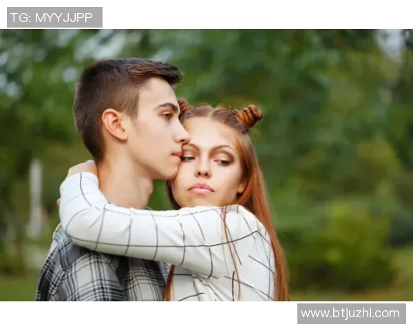 足球明星的魅力与异性缘分揭秘：他们如何赢得爱情与关注